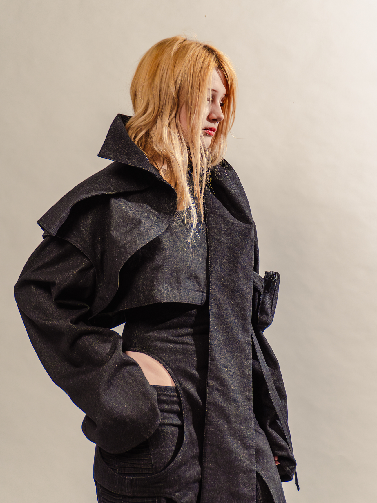 Sieviete ar melnu mēteli